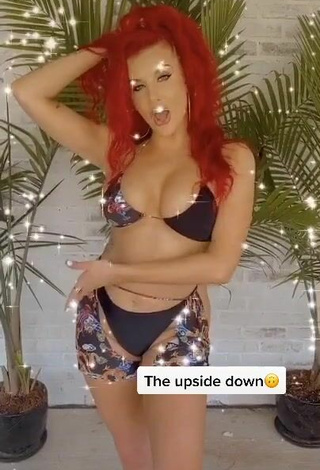 4. Más Caliente Justina Valentine Enseña Escote Con Bikini