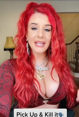 1. Atractiva Justina Valentine Enseña Escote Con Seductores Top Corto