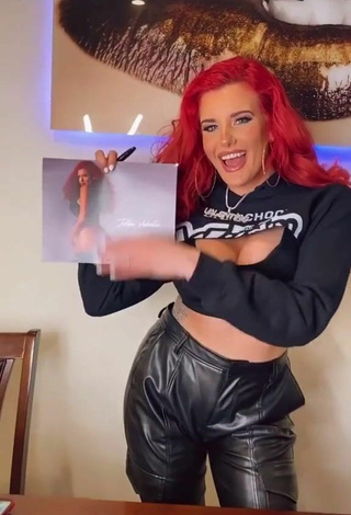 1. Sexy Justina Valentine Enseña Escote Con Top Corto Negro