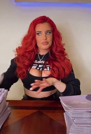 4. Sexy Justina Valentine Enseña Escote Con Top Corto Negro