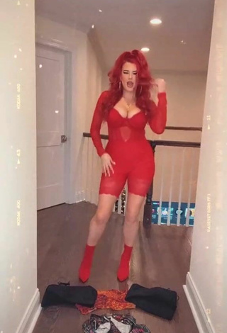 Caliente Justina Valentine enseña escote con Mono