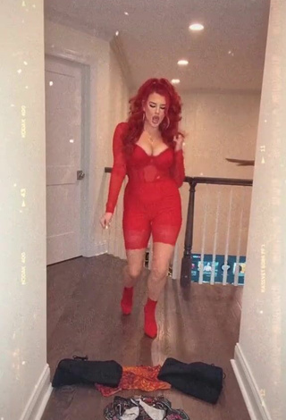 2. Caliente Justina Valentine Enseña Escote Con Mono