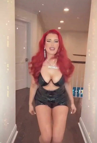 5. Caliente Justina Valentine Enseña Escote Con Mono