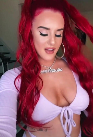 1. Preciosa Justina Valentine Enseña Escote Con Top Corto Morado