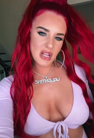 Preciosa Justina Valentine enseña escote con Top Corto Morado