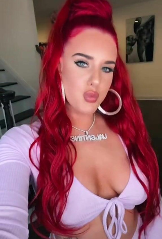 5. Preciosa Justina Valentine Enseña Escote Con Top Corto Morado