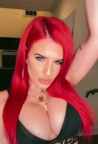 Guapísima Justina Valentine enseña escote con Atractivos Top Corto Negro