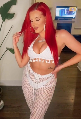 Más caliente Justina Valentine enseña escote con Top Corto Blanco