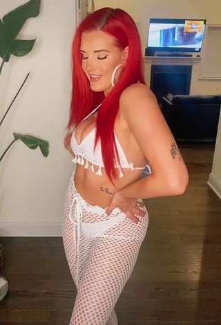 2. Más Caliente Justina Valentine Enseña Escote Con Top Corto Blanco