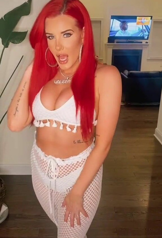 5. Más Caliente Justina Valentine Enseña Escote Con Top Corto Blanco