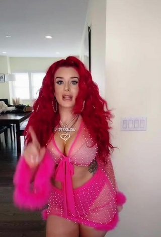 Hermosa Justina Valentine enseña escote con Bikini Rosado Margarita