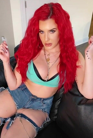 Adorable Justina Valentine enseña escote con Top Corto Verde