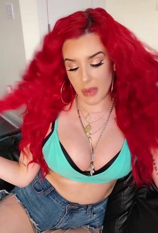 3. Adorable Justina Valentine Enseña Escote Con Top Corto Verde