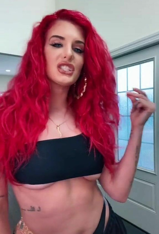 Guapísima Justina Valentine con Atractivos Bikini Negro