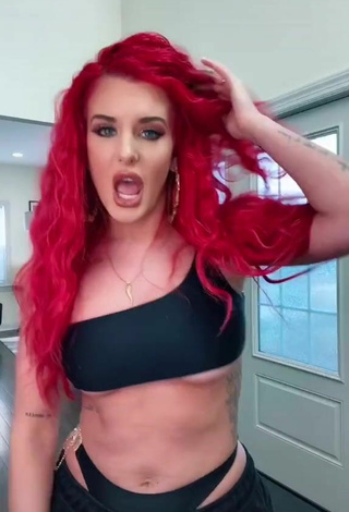 5. Guapísima Justina Valentine Con Atractivos Bikini Negro