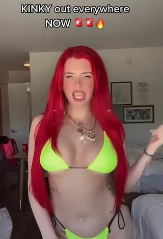 Bonita Justina Valentine con Bikini Verde Lima