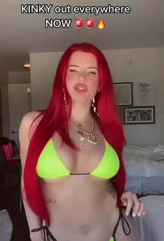 3. Bonita Justina Valentine Con Bikini Verde Lima