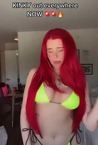 4. Bonita Justina Valentine Con Bikini Verde Lima