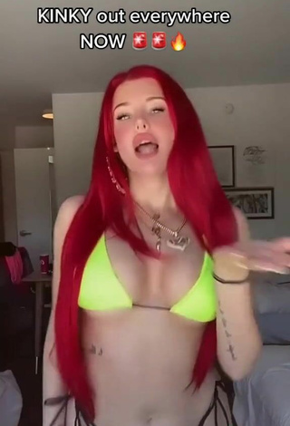 5. Bonita Justina Valentine Con Bikini Verde Lima