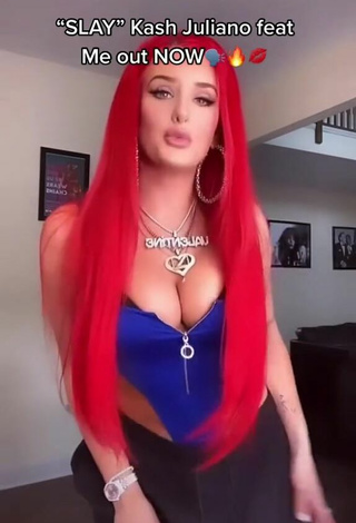 2. Sexy Justina Valentine Enseña Escote Con Traje De Baño Azul