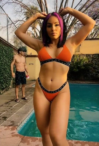 Atractiva Karla Bustillos enseña escote con Provocativos Bikini Naranja en la piscina