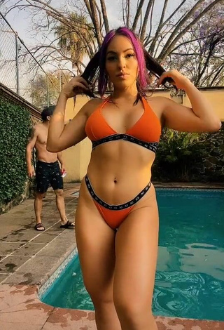 2. Atractiva Karla Bustillos Enseña Escote Con Provocativos Bikini Naranja En La Piscina