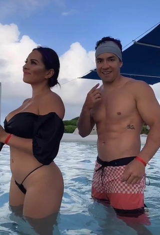 1. Hermosa Karla Bustillos Con Top Corto Negro En La Piscina