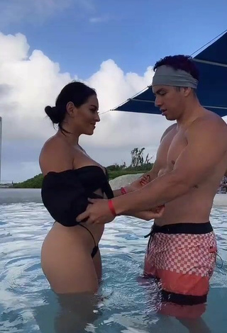 3. Hermosa Karla Bustillos Con Top Corto Negro En La Piscina