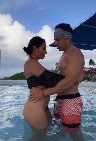 4. Hermosa Karla Bustillos Con Top Corto Negro En La Piscina