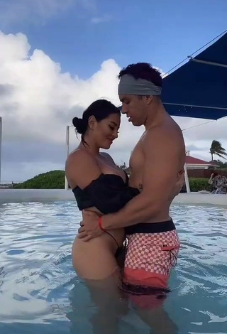 5. Hermosa Karla Bustillos Con Top Corto Negro En La Piscina