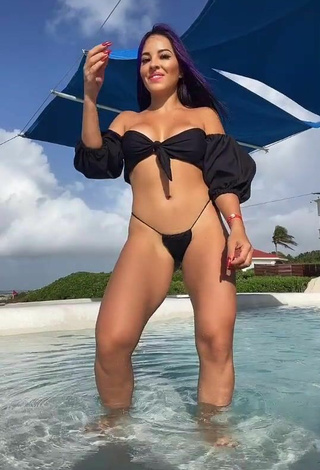 4. Atractiva Karla Bustillos Con Provocativos Top Corto Negro En La Piscina