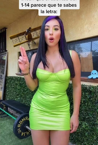 4. Más Caliente Karla Bustillos Enseña Escote Con Vestido Verde Lima