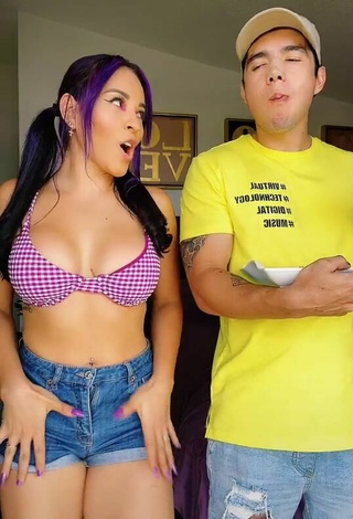 Más caliente Karla Bustillos enseña escote con Sujetador de Bikini