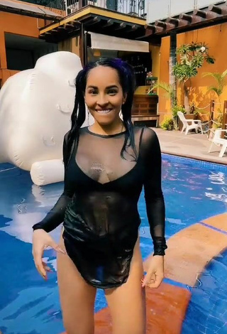 Guapísima Karla Bustillos enseña escote con Atractivos Bikini Negro