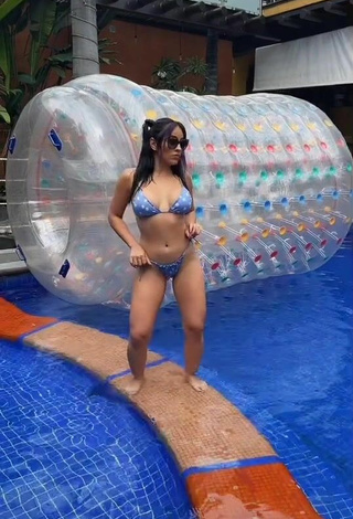 1. Bonita Karla Bustillos Con Bikini Floral En La Piscina