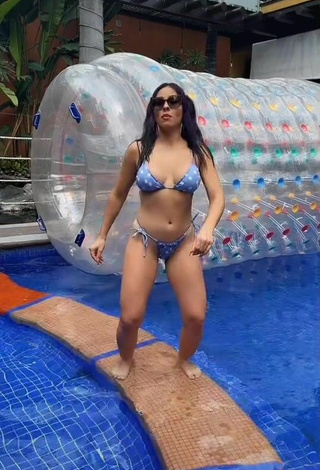 2. Bonita Karla Bustillos Con Bikini Floral En La Piscina