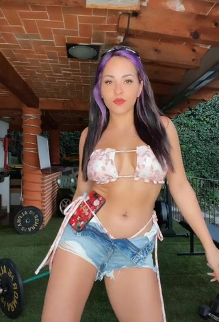 Sexy Karla Bustillos con Sujetador de Bikini