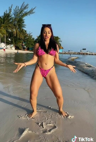 Increíble Karla Bustillos con Bikini Serpiente en la playa