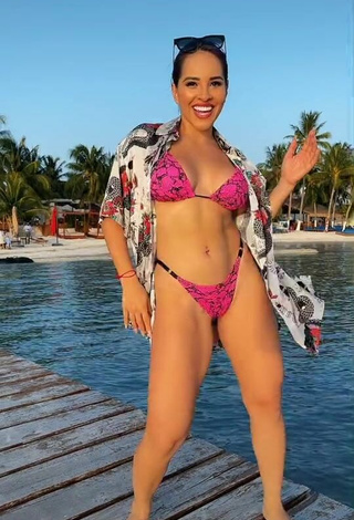 Preciosa Karla Bustillos con Bikini Serpiente en la playa