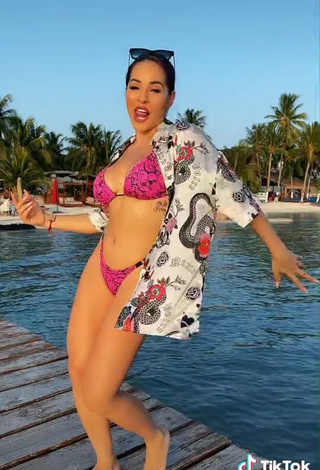 5. Preciosa Karla Bustillos Con Bikini Serpiente En La Playa