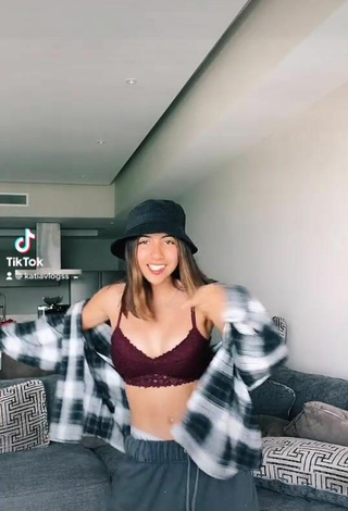 Caliente Katia Vlogs con Top Corto Marrón