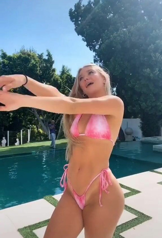 Linda Katie Sigmond con Encantadores Bikini Floral en la piscina