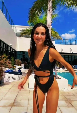 Sexy Kat Stickler con Traje de Baño Negro en la piscina