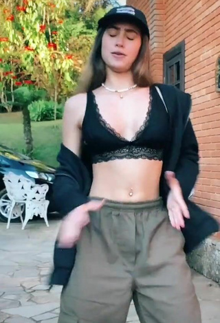 5. Sexy Kauana Hofemã Con Top Corto Negro