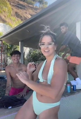 5. Hermosa Kelianne Stankus Con Bikini Blanco En La Piscina