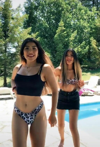 Sexy Melissa & Cassandra Tejada con Top Corto en la piscina