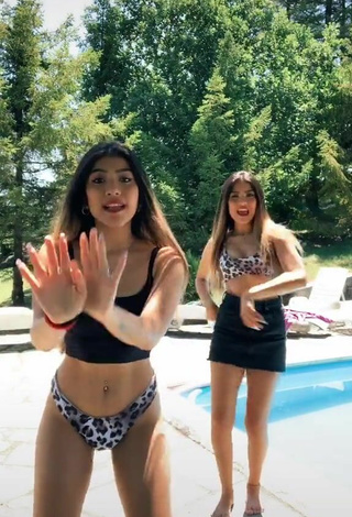 2. Sexy Melissa & Cassandra Tejada Con Top Corto En La Piscina