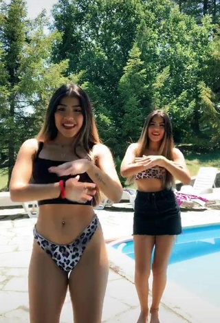 3. Sexy Melissa & Cassandra Tejada Con Top Corto En La Piscina