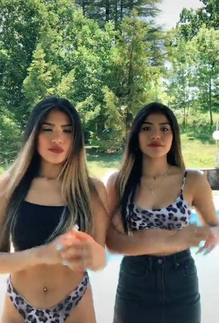 Hermosa Melissa & Cassandra Tejada con Top Corto en la piscina