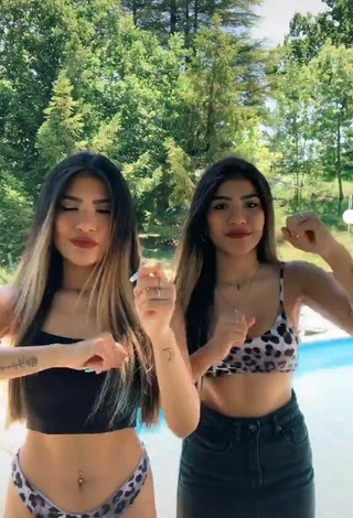 2. Hermosa Melissa & Cassandra Tejada Con Top Corto En La Piscina